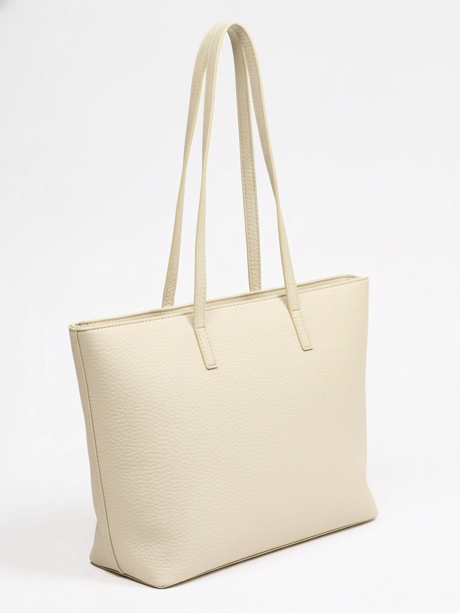 Сумка-тоут с декоративным брелком в ассортименте